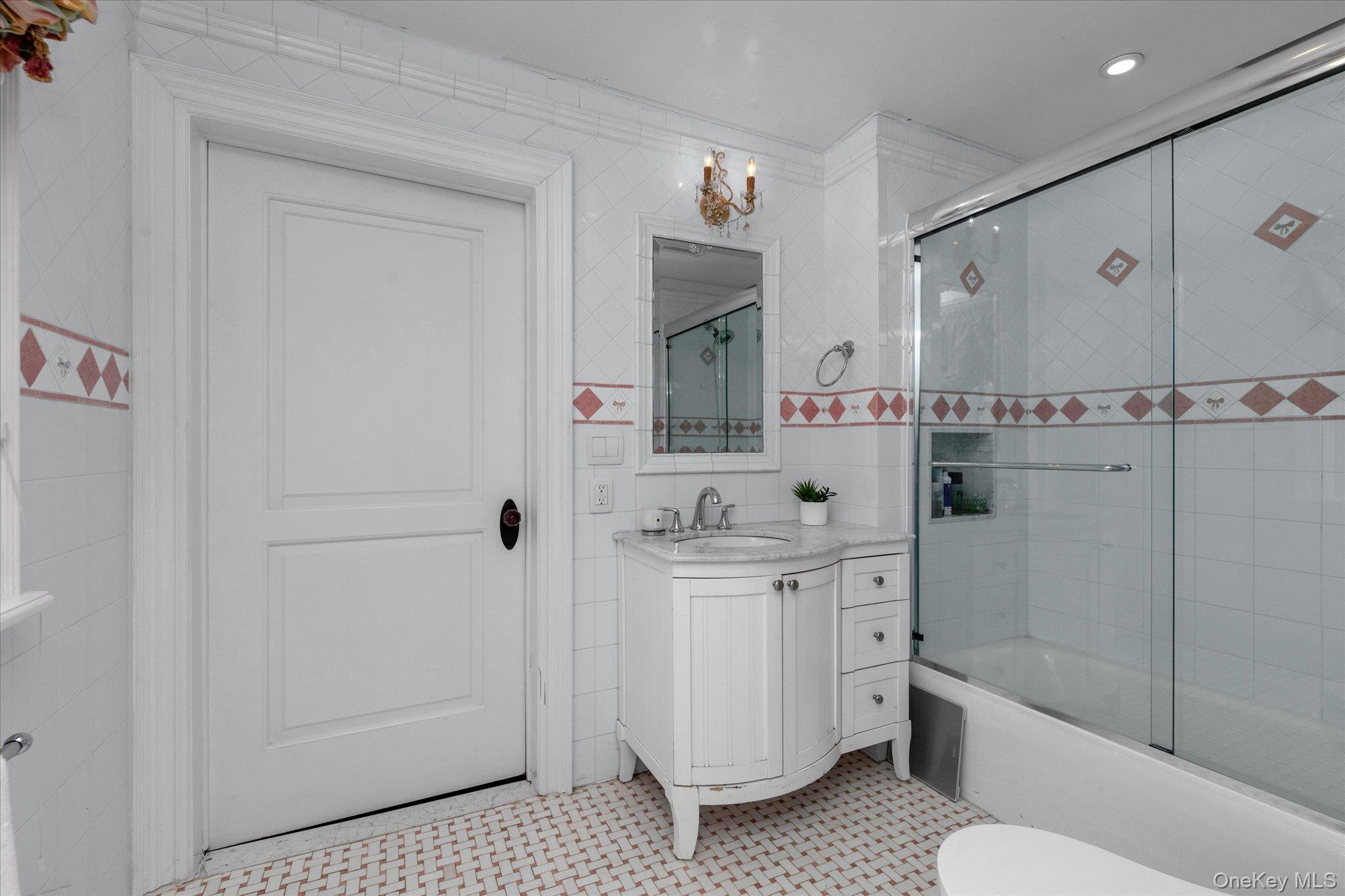 8 Norgate Road, Brookville, NY 11545