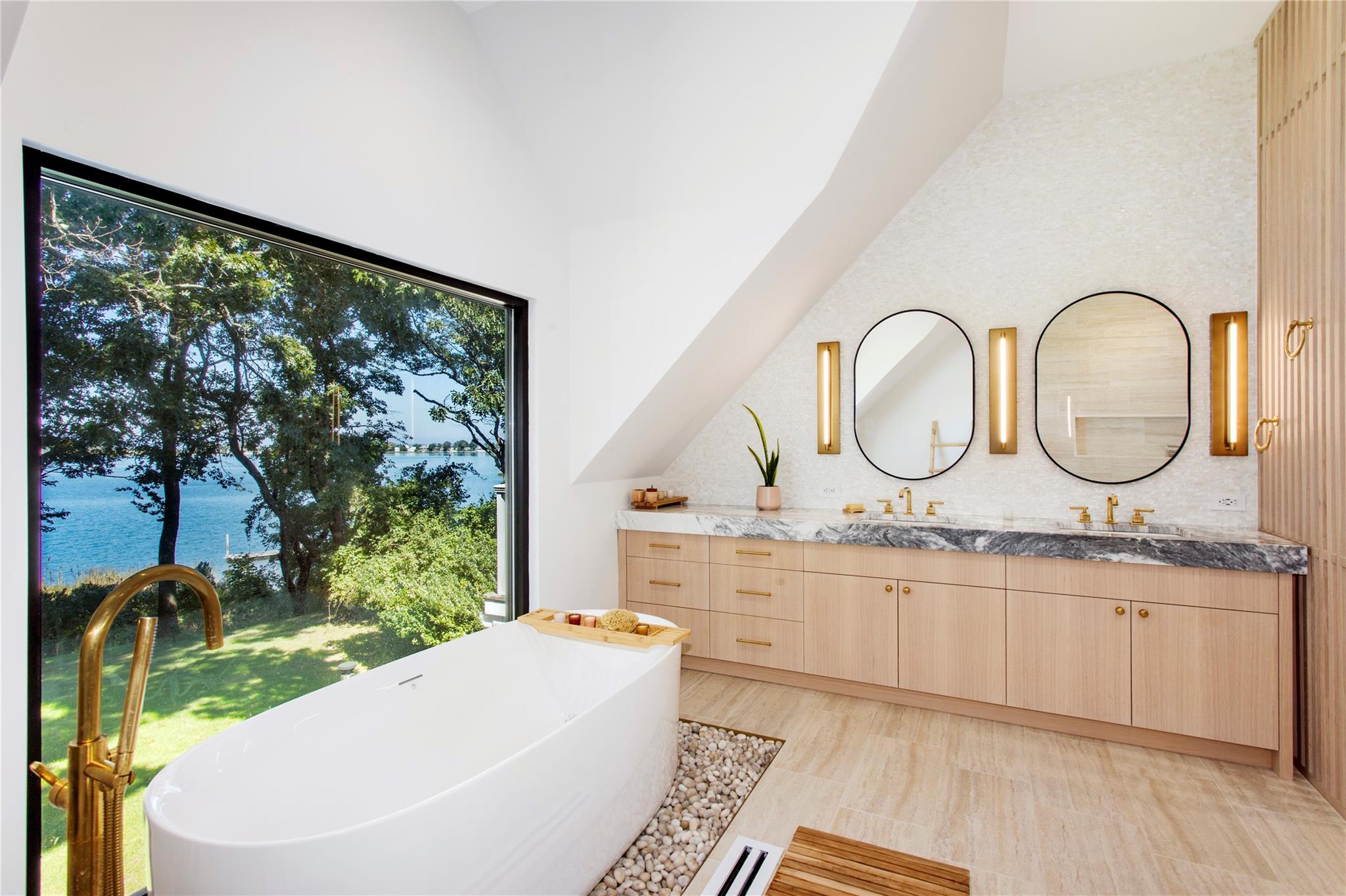 203 Noyack Road, Southampton, NY 11968