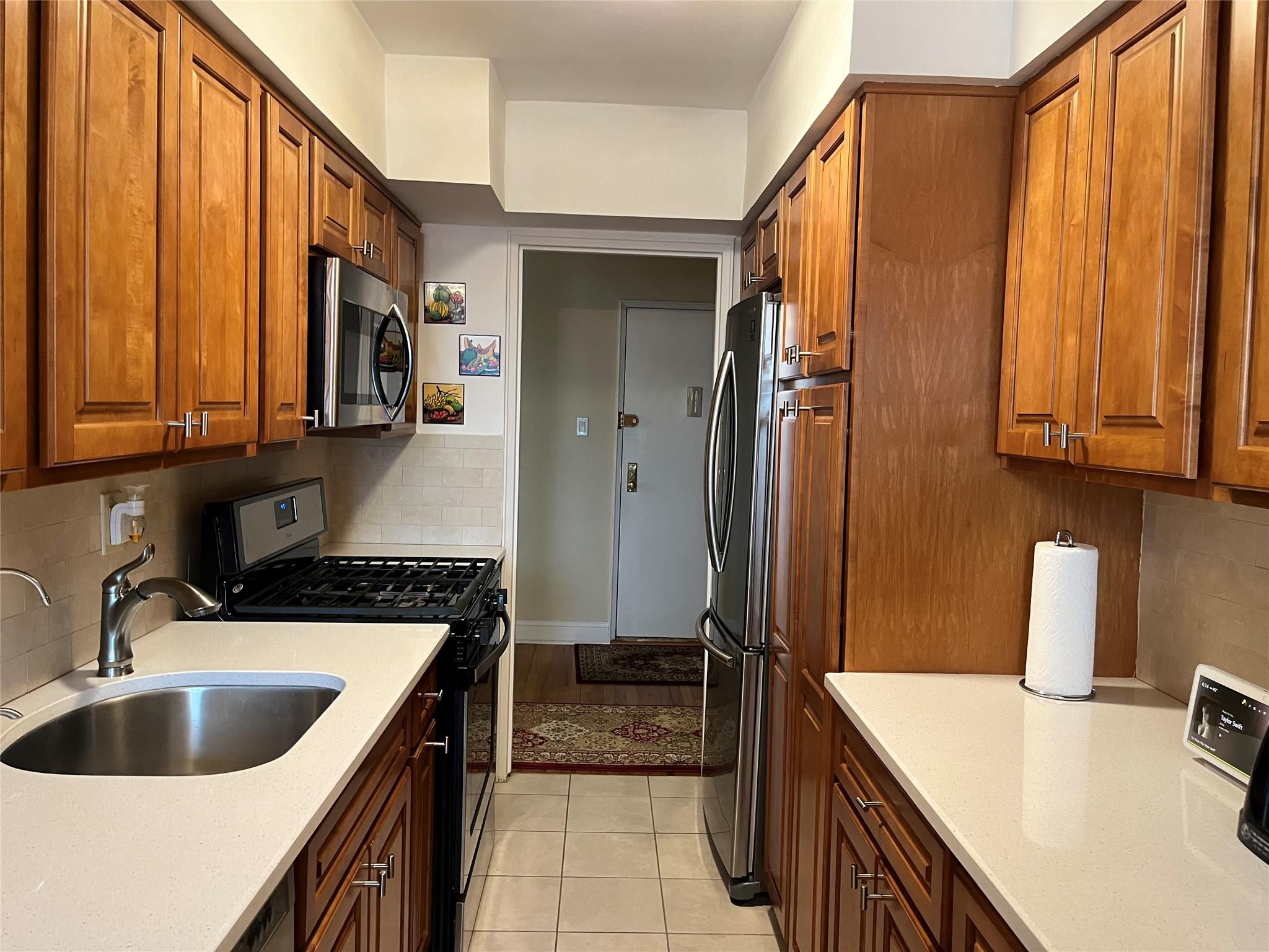 60 Hempstead Ave # 3 J, Lynbrook, NY 11563