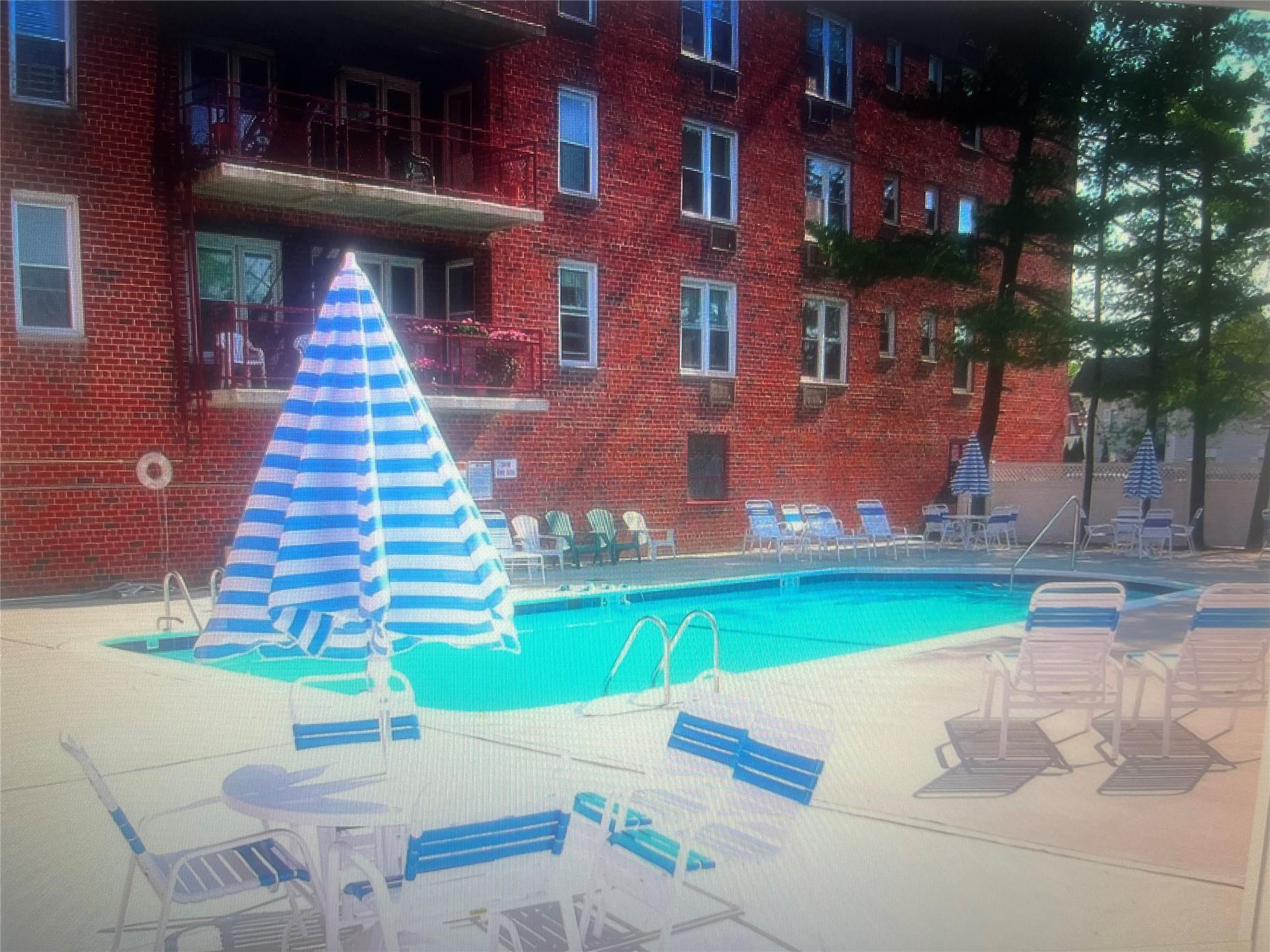 60 Hempstead Ave # 3 J, Lynbrook, NY 11563