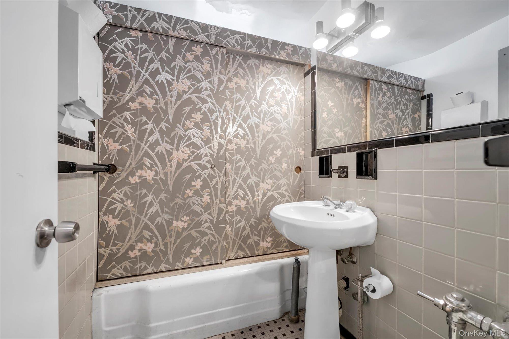 69-40 Yellowstone Blvd # 9, Forest Hills, NY 11375