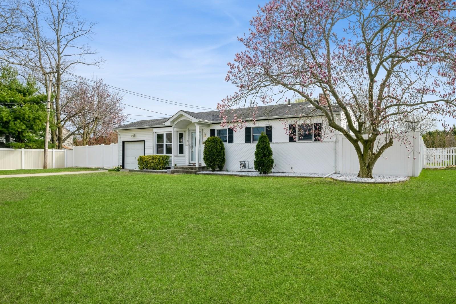5 Crest Lane, Commack, NY 11725