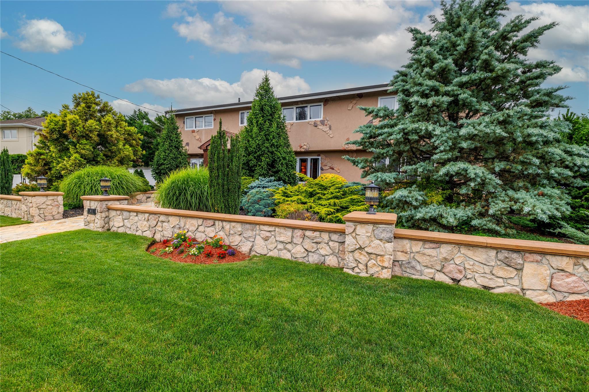 1 Willa Way, Massapequa, NY 11758