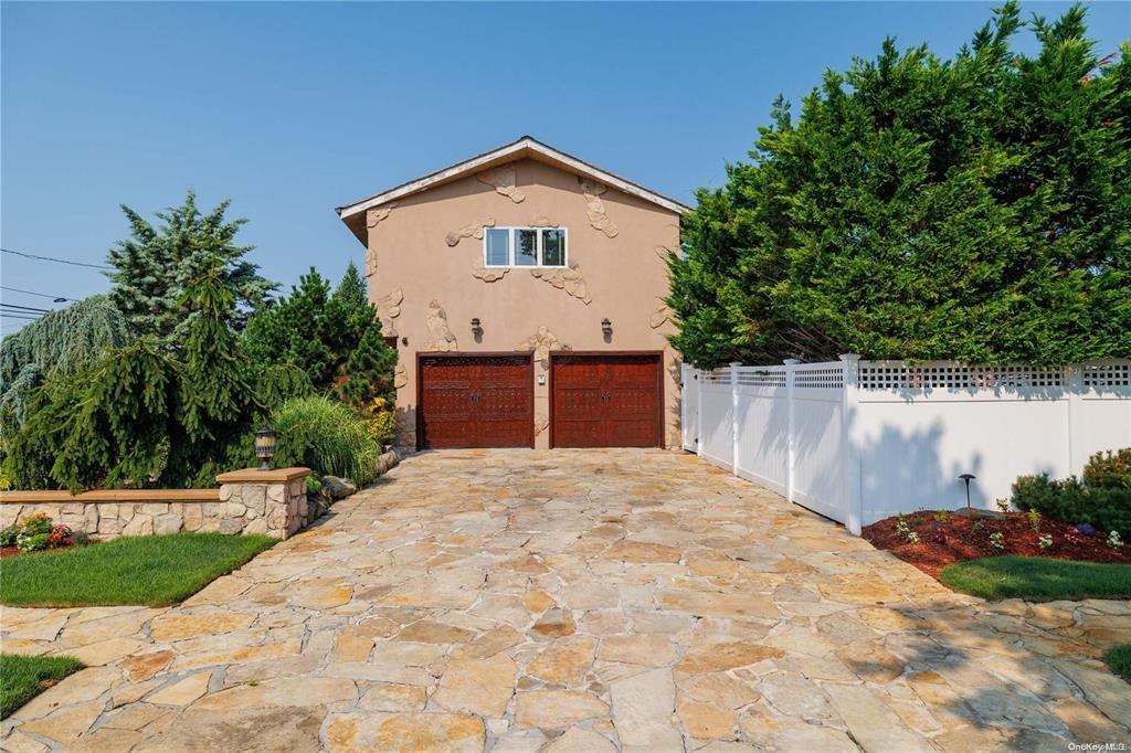 1 Willa Way, Massapequa, NY 11758