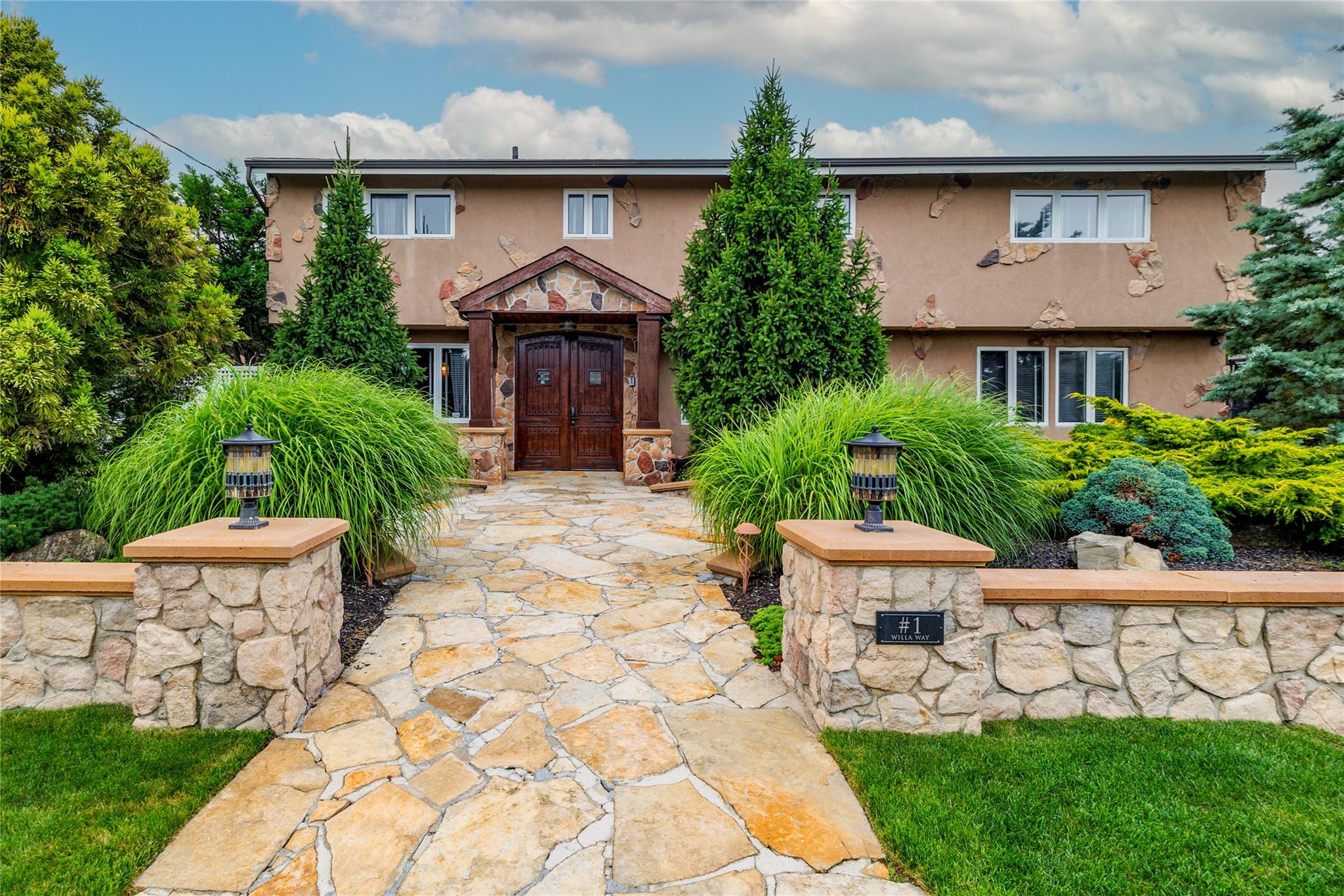 1 Willa Way, Massapequa, NY 11758