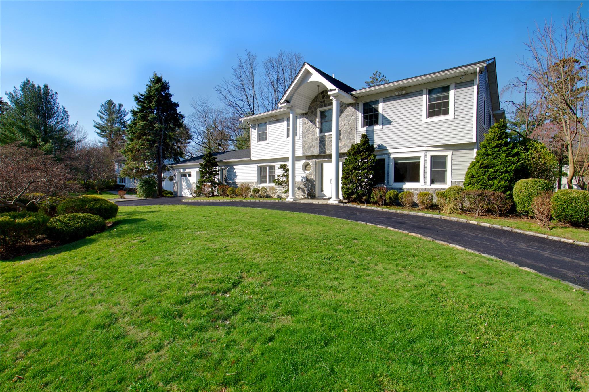 150 Hummingbird Drive, East Hills, NY 11576