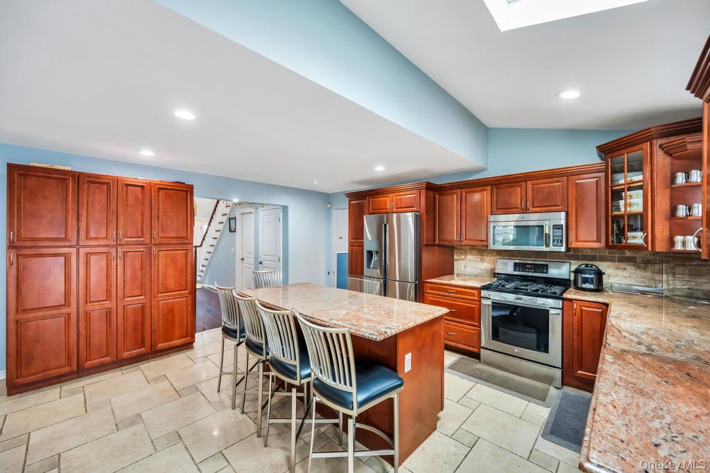 6 Garden Circle, Syosset, NY 11791