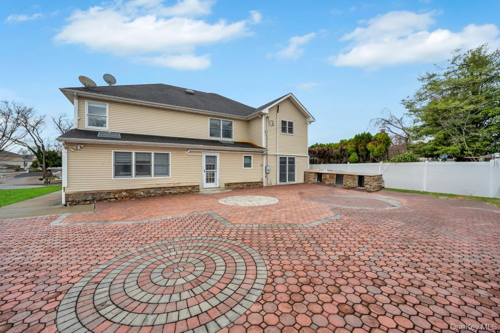 6 Garden Circle, Syosset, NY 11791