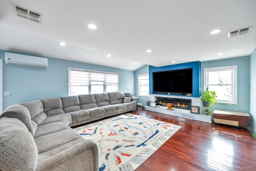 6 Garden Circle, Syosset, NY 11791