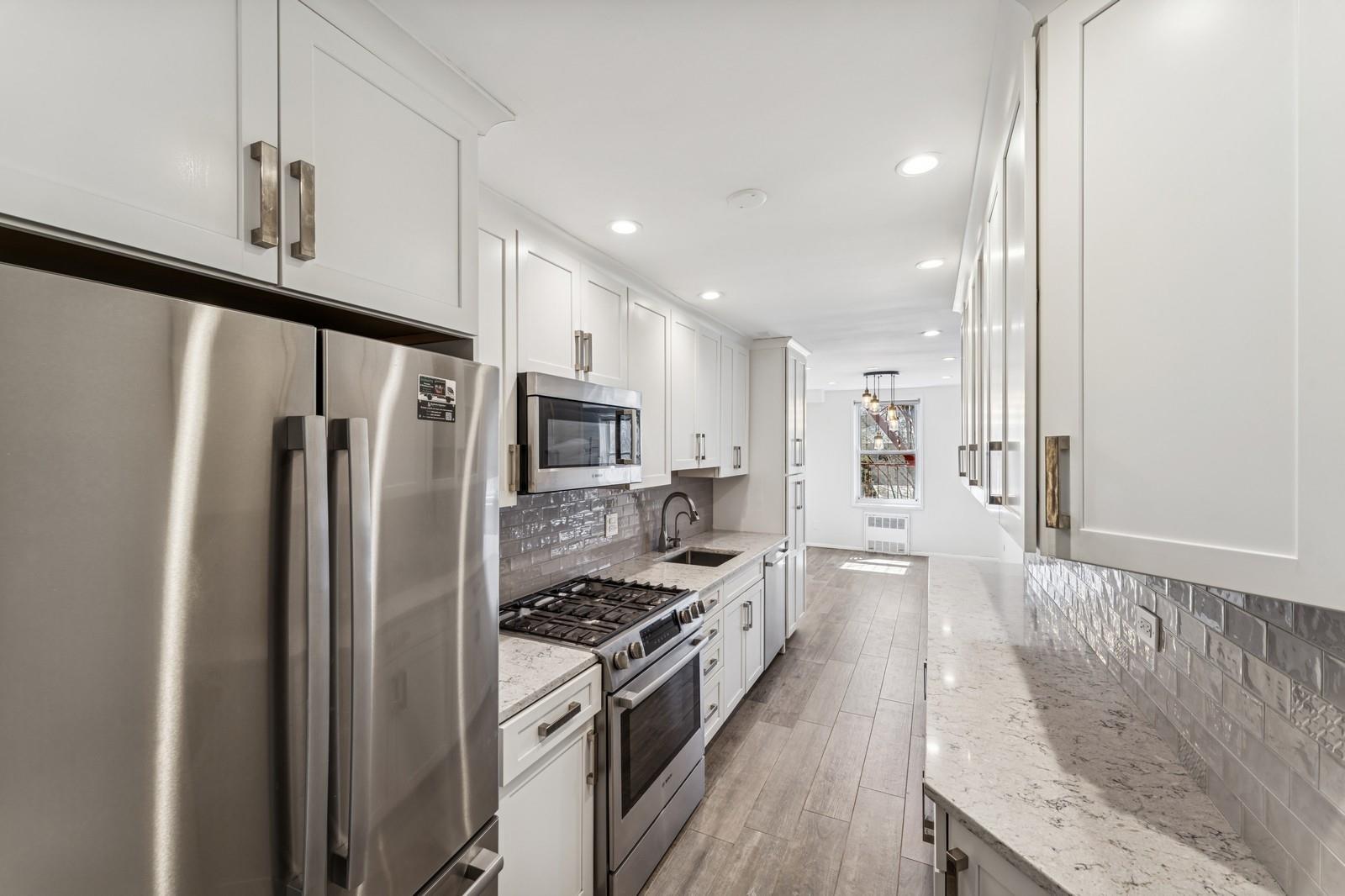 241-20 Northern Boulevard # 2B, Little Neck, NY 11362