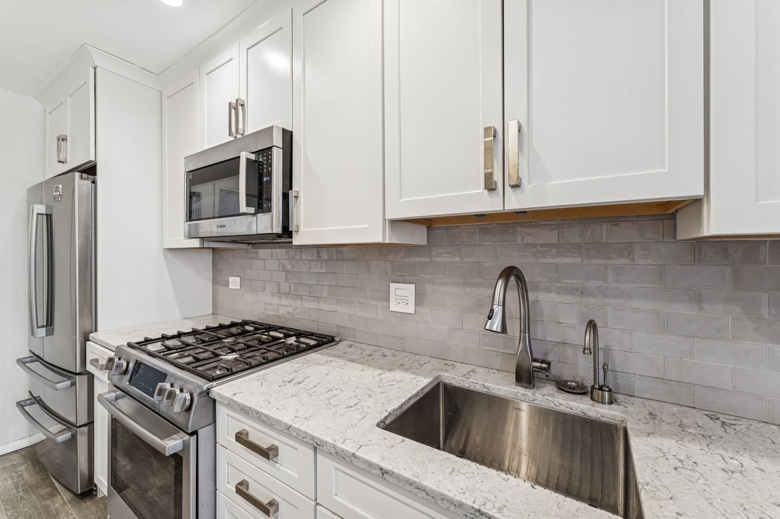 241-20 Northern Boulevard # 2B, Little Neck, NY 11362