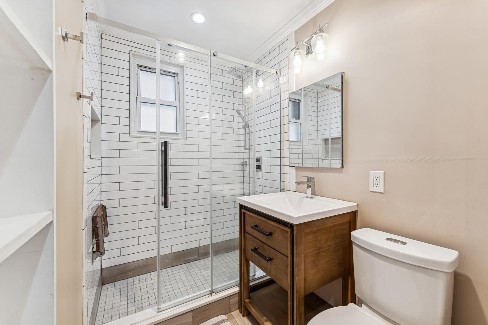 241-20 Northern Boulevard # 2B, Little Neck, NY 11362