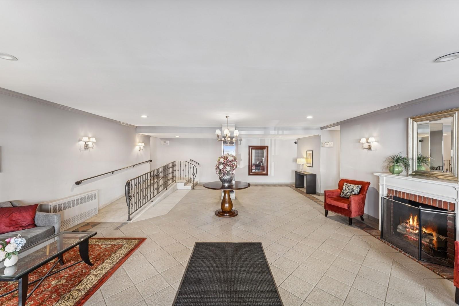 241-20 Northern Boulevard # 2B, Little Neck, NY 11362