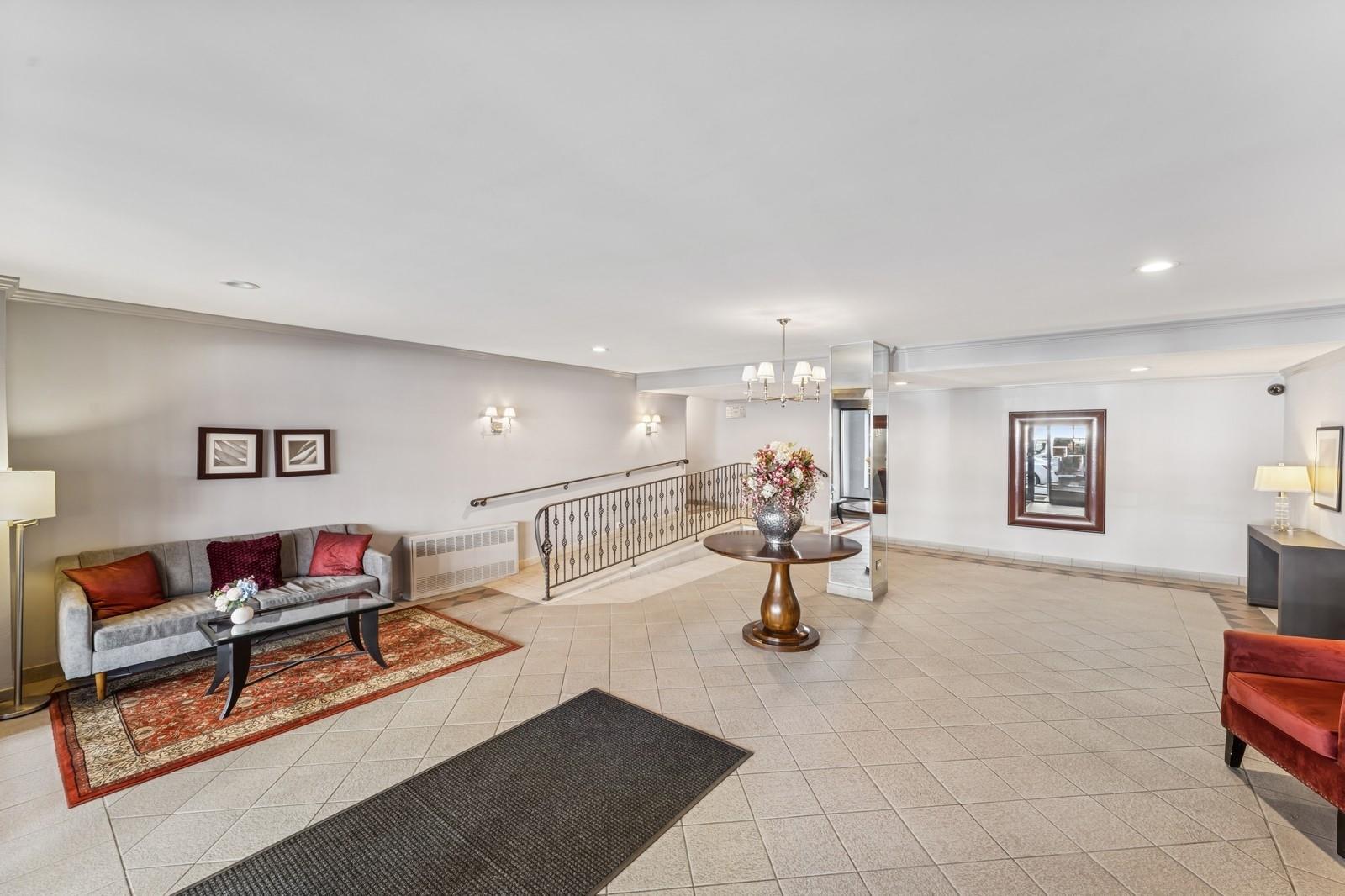 241-20 Northern Boulevard # 2B, Little Neck, NY 11362