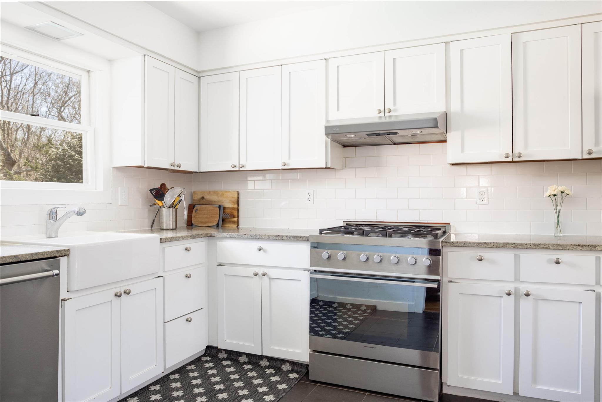 2 Captains Walk, East Hampton, NY 11937