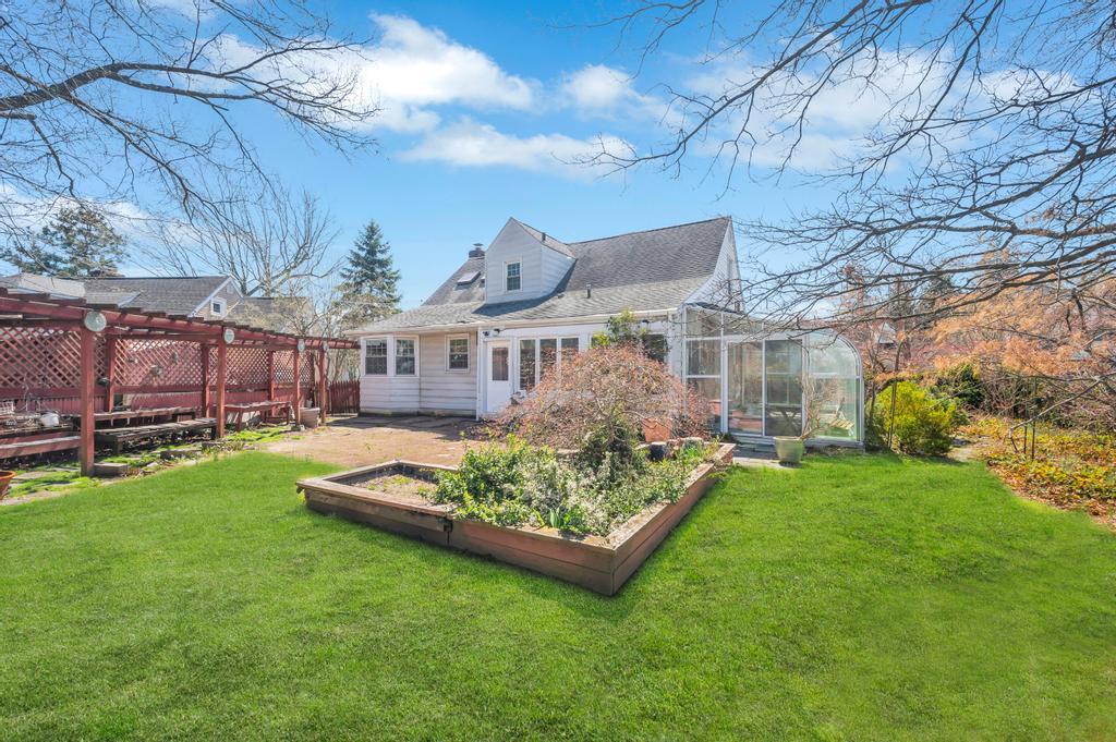 8 Brown Road, Great Neck, NY 11024