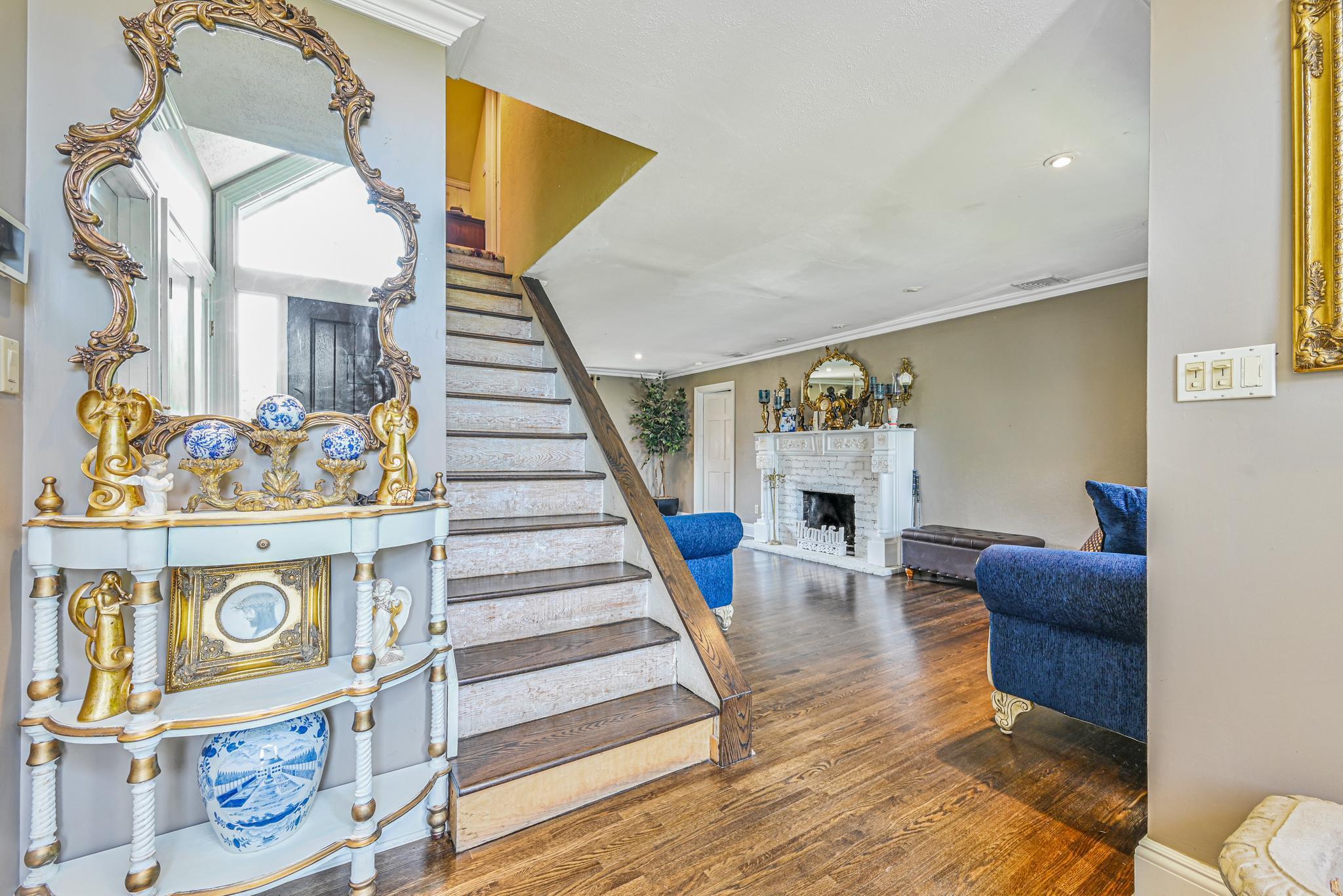 527 Deer Park Avenue, Dix Hills, NY 11746-5207