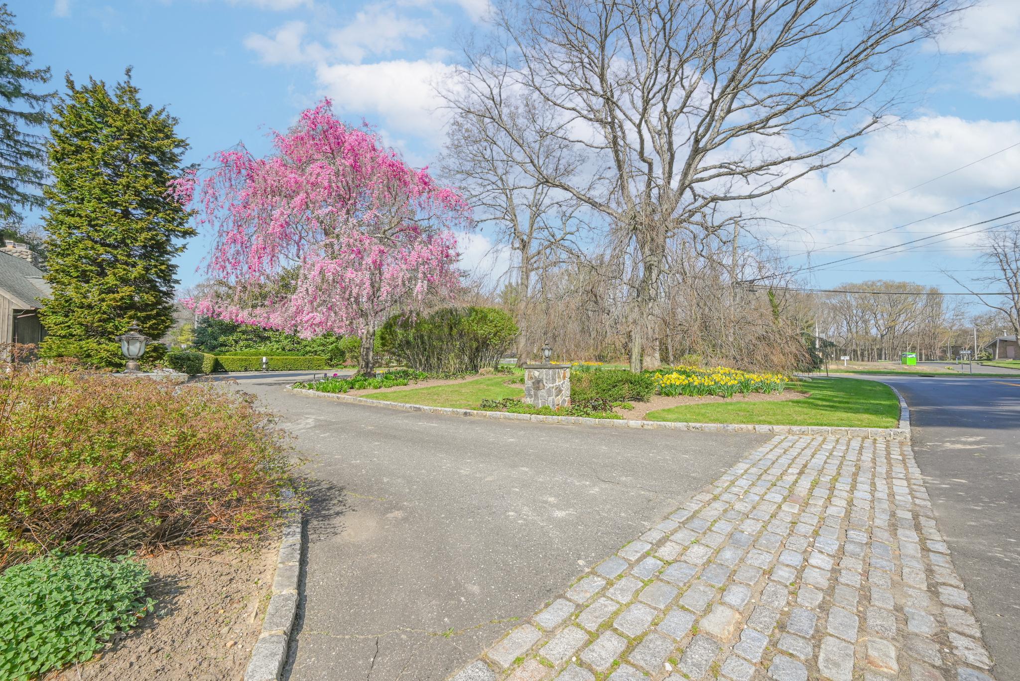 527 Deer Park Avenue, Dix Hills, NY 11746-5207