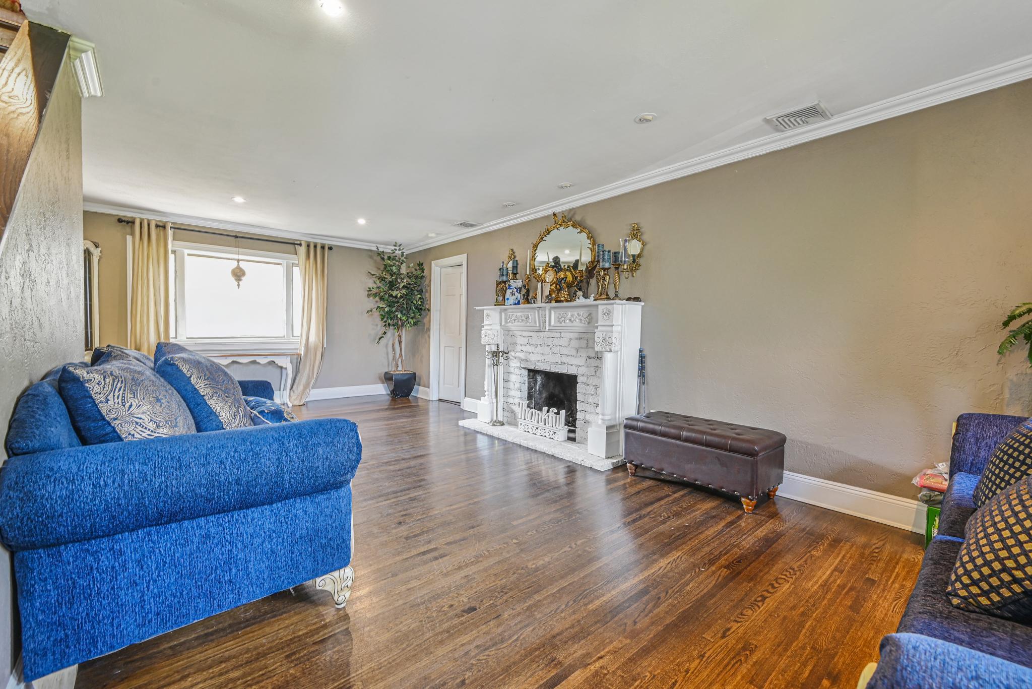 527 Deer Park Avenue, Dix Hills, NY 11746-5207