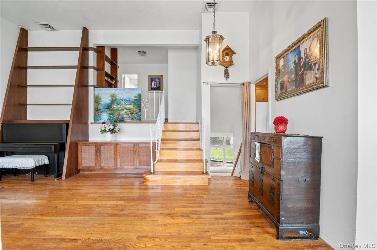 18 Hilary Lane, Westbury, NY 11590