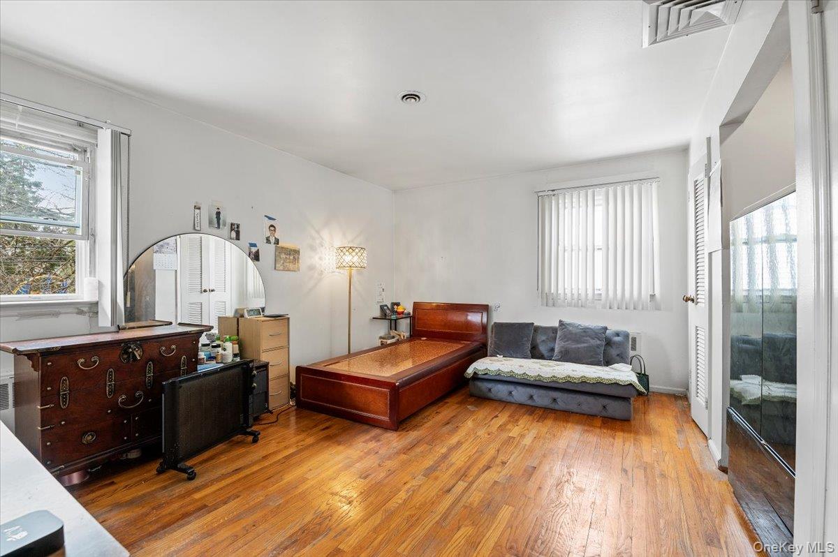 18 Hilary Lane, Westbury, NY 11590