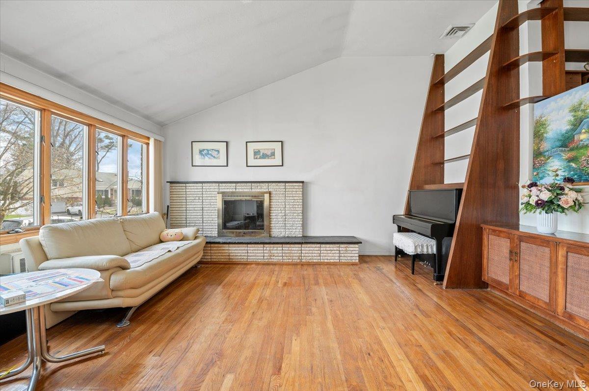 18 Hilary Lane, Westbury, NY 11590