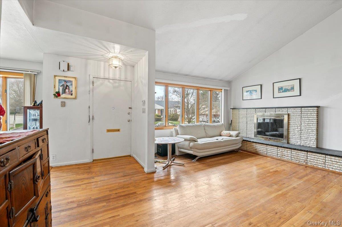 18 Hilary Lane, Westbury, NY 11590