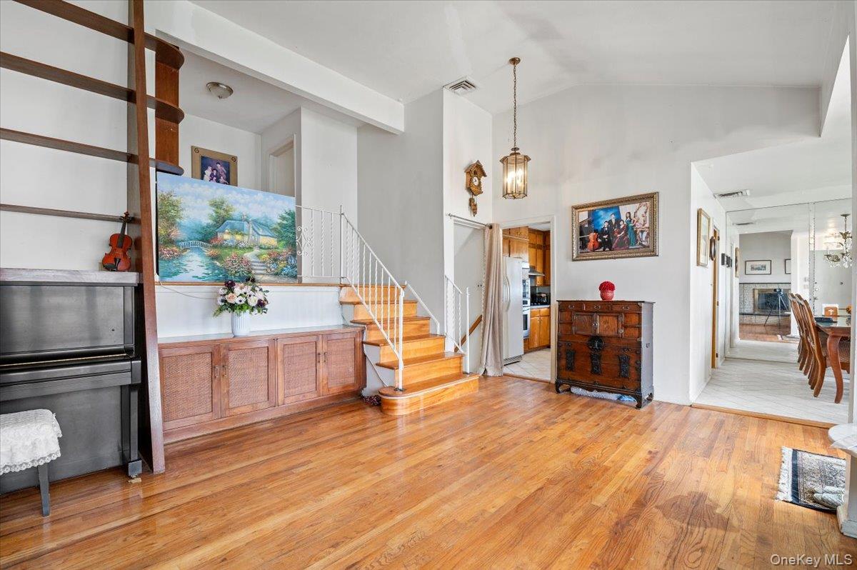 18 Hilary Lane, Westbury, NY 11590