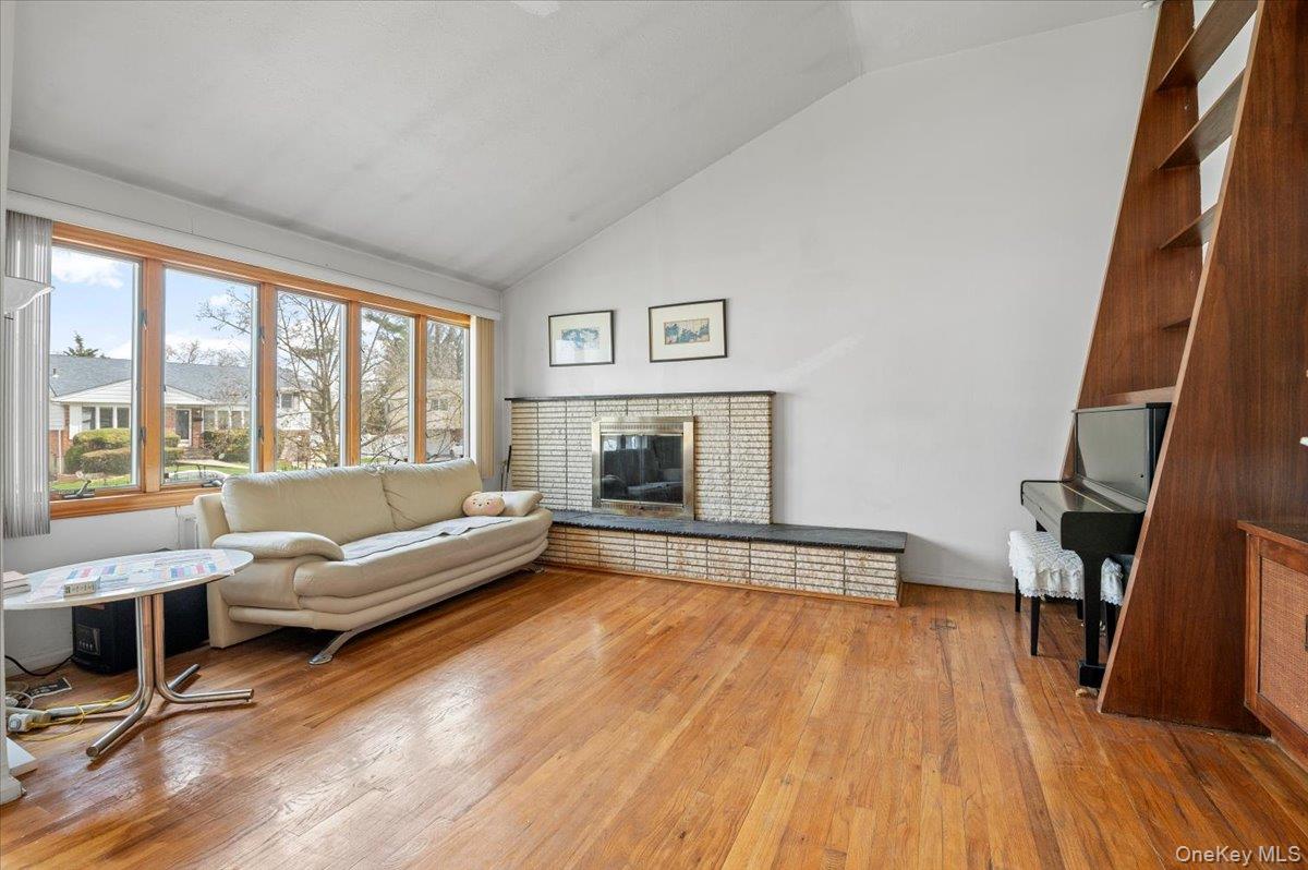 18 Hilary Lane, Westbury, NY 11590