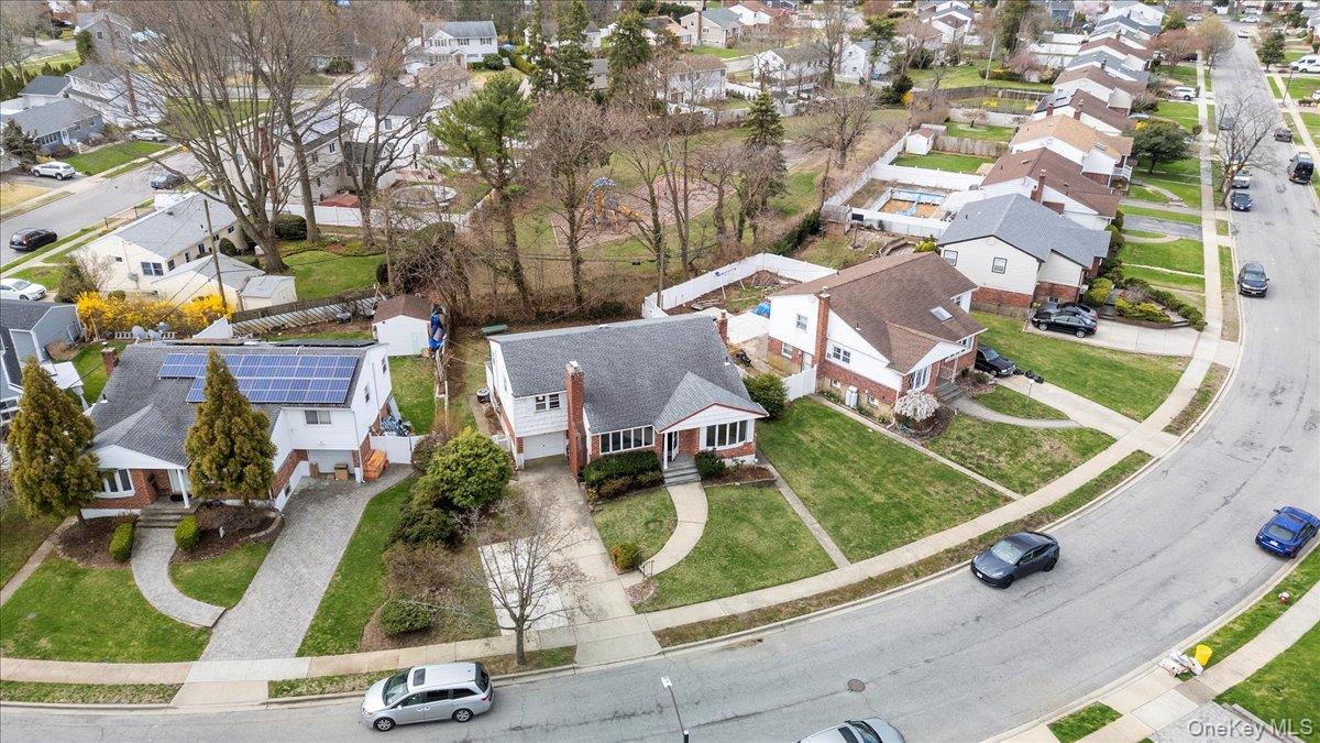 18 Hilary Lane, Westbury, NY 11590