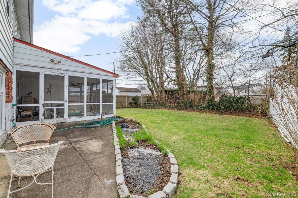 18 Hilary Lane, Westbury, NY 11590