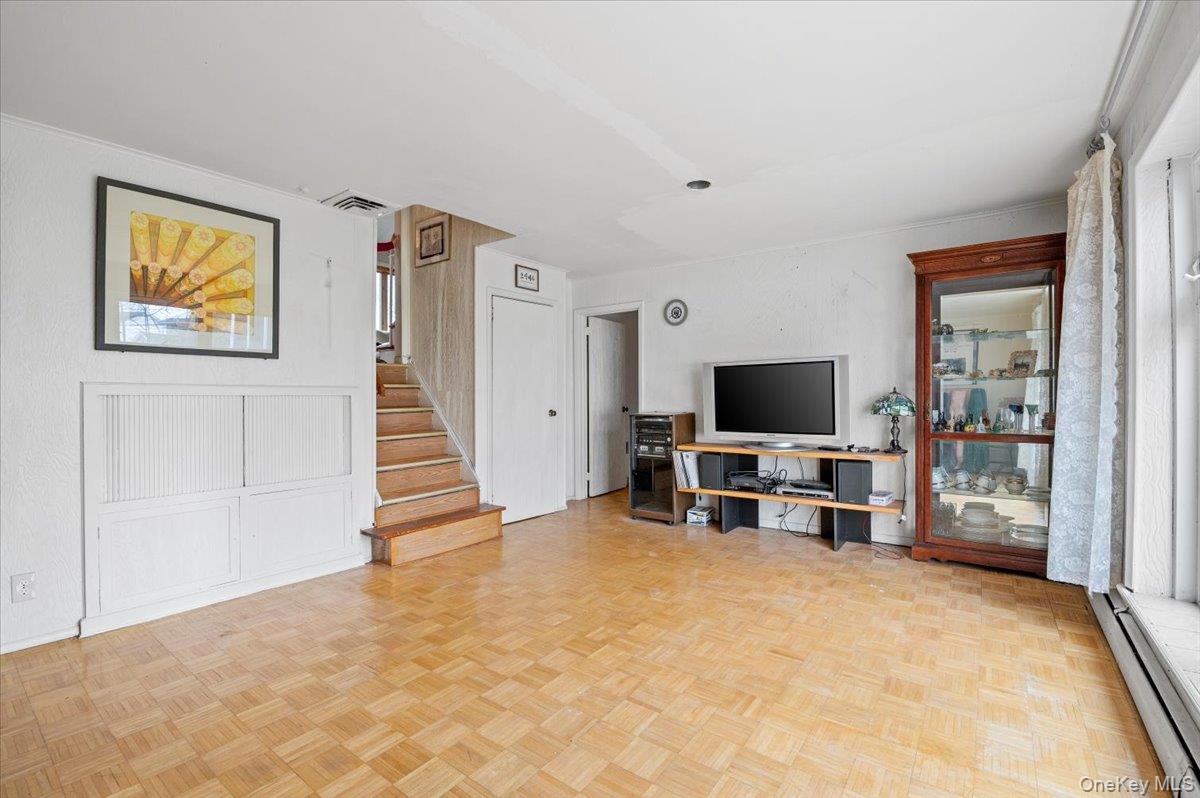 18 Hilary Lane, Westbury, NY 11590