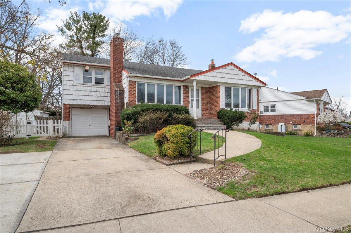 18 Hilary Lane, Westbury, NY 11590