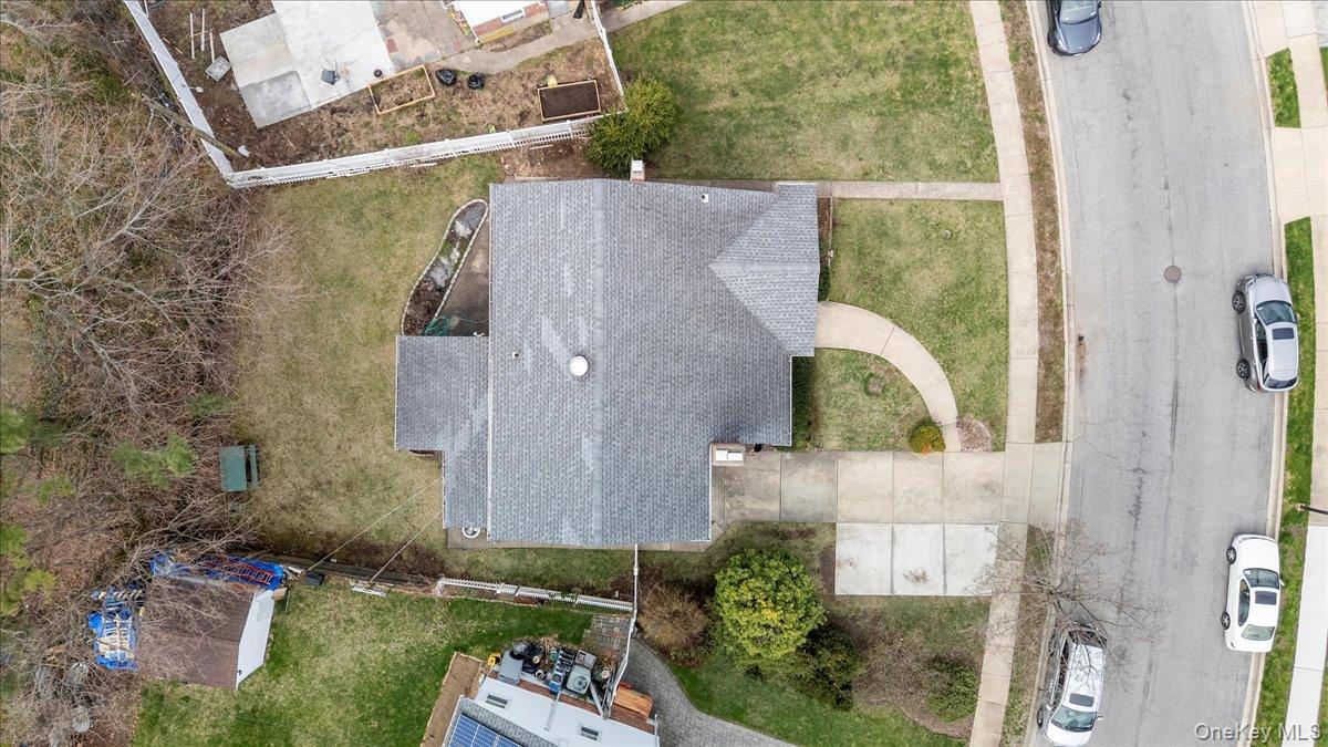 18 Hilary Lane, Westbury, NY 11590