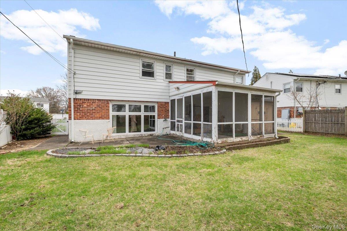 18 Hilary Lane, Westbury, NY 11590