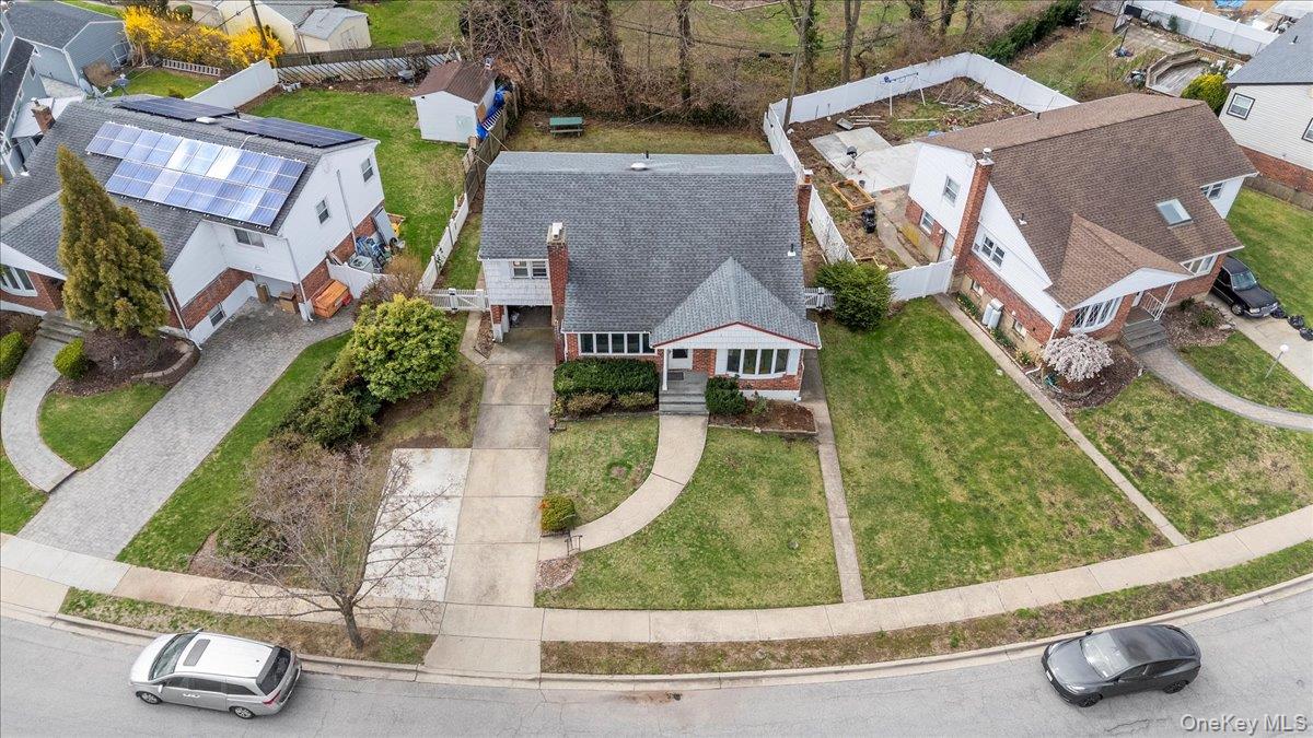 18 Hilary Lane, Westbury, NY 11590