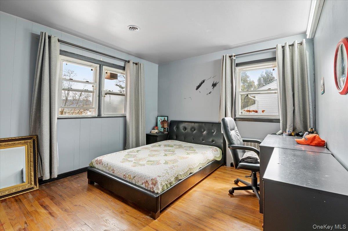 18 Hilary Lane, Westbury, NY 11590