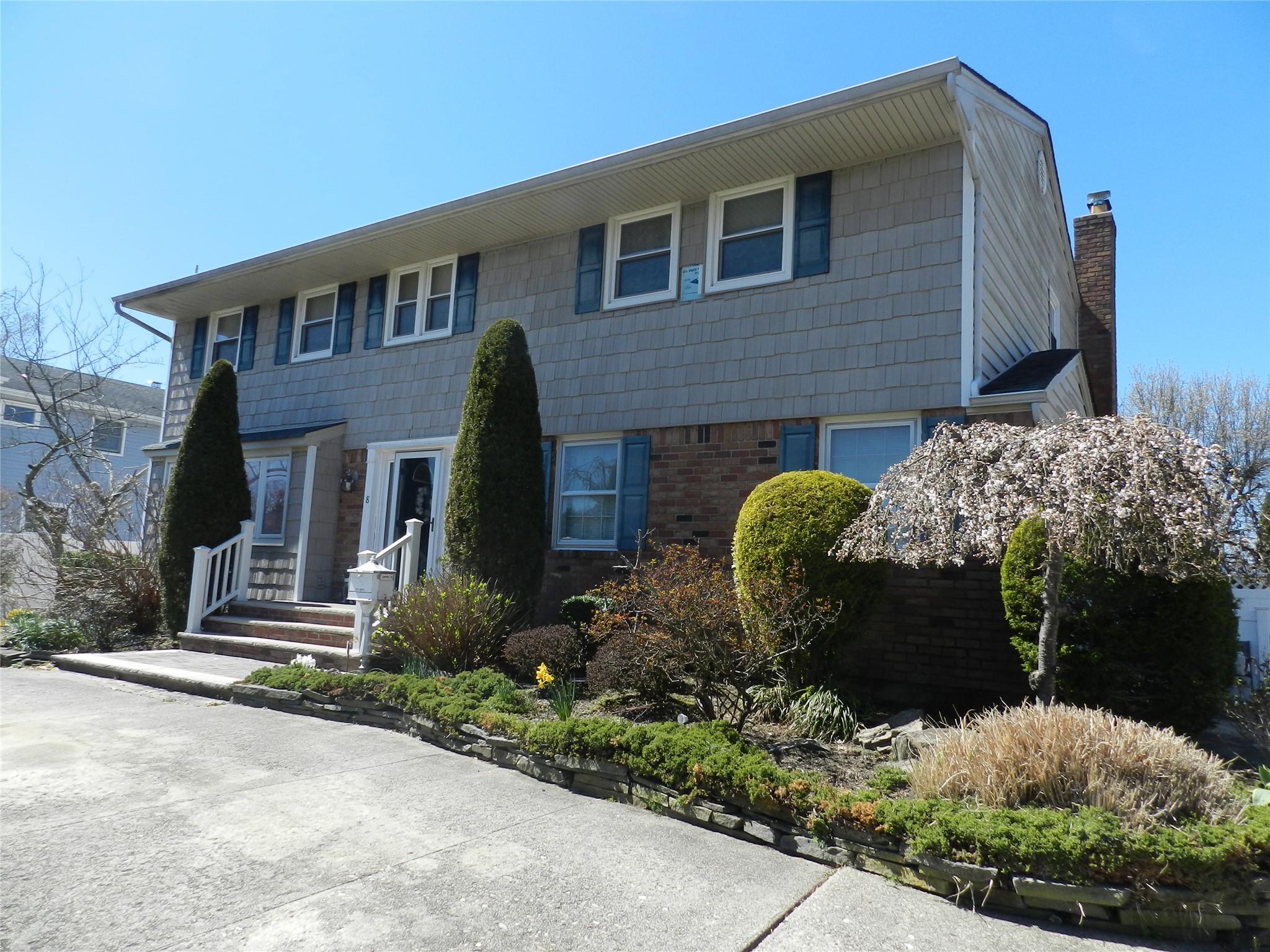 8 Compass Court, West Islip, NY 11795