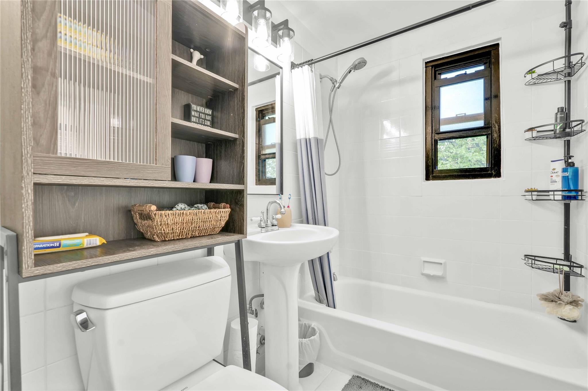 4 E Mill Drive # 3D, Great Neck, NY 11021