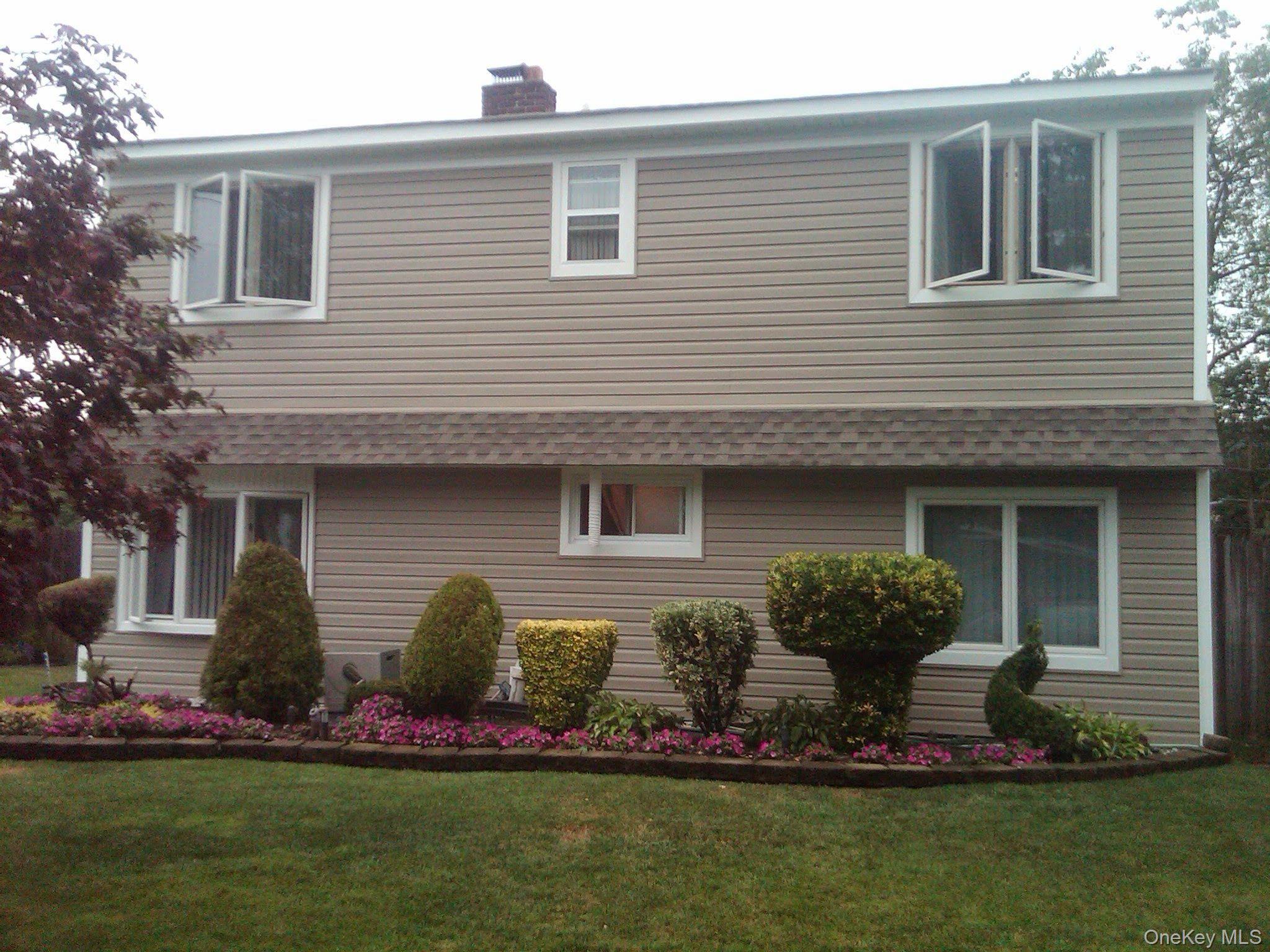 5 TRUMPET Lane, Levittown, NY 11756