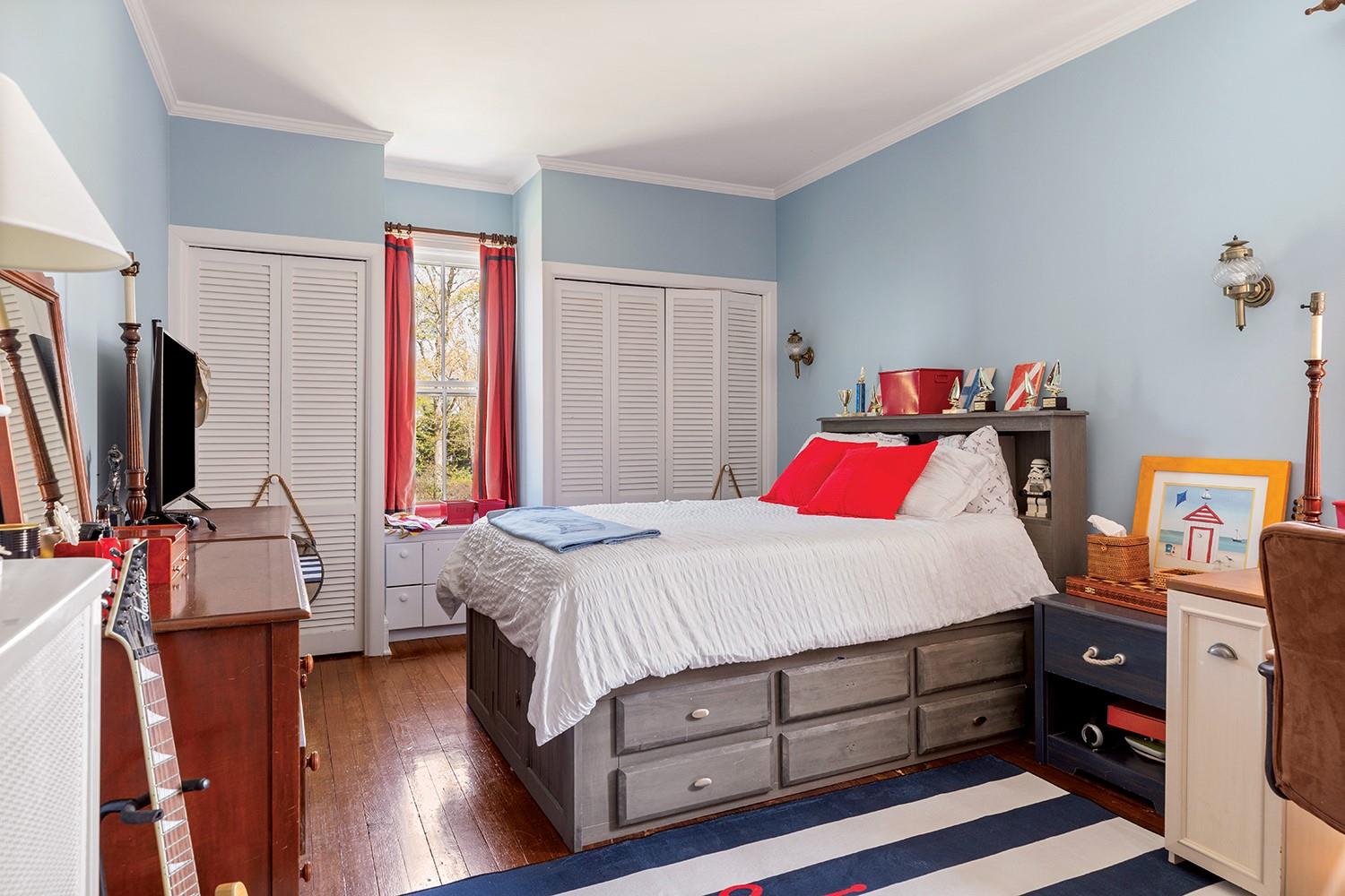 35 S Penataquit Avenue, Bay Shore, NY 11706