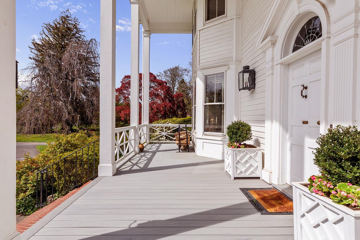 35 S Penataquit Avenue, Bay Shore, NY 11706