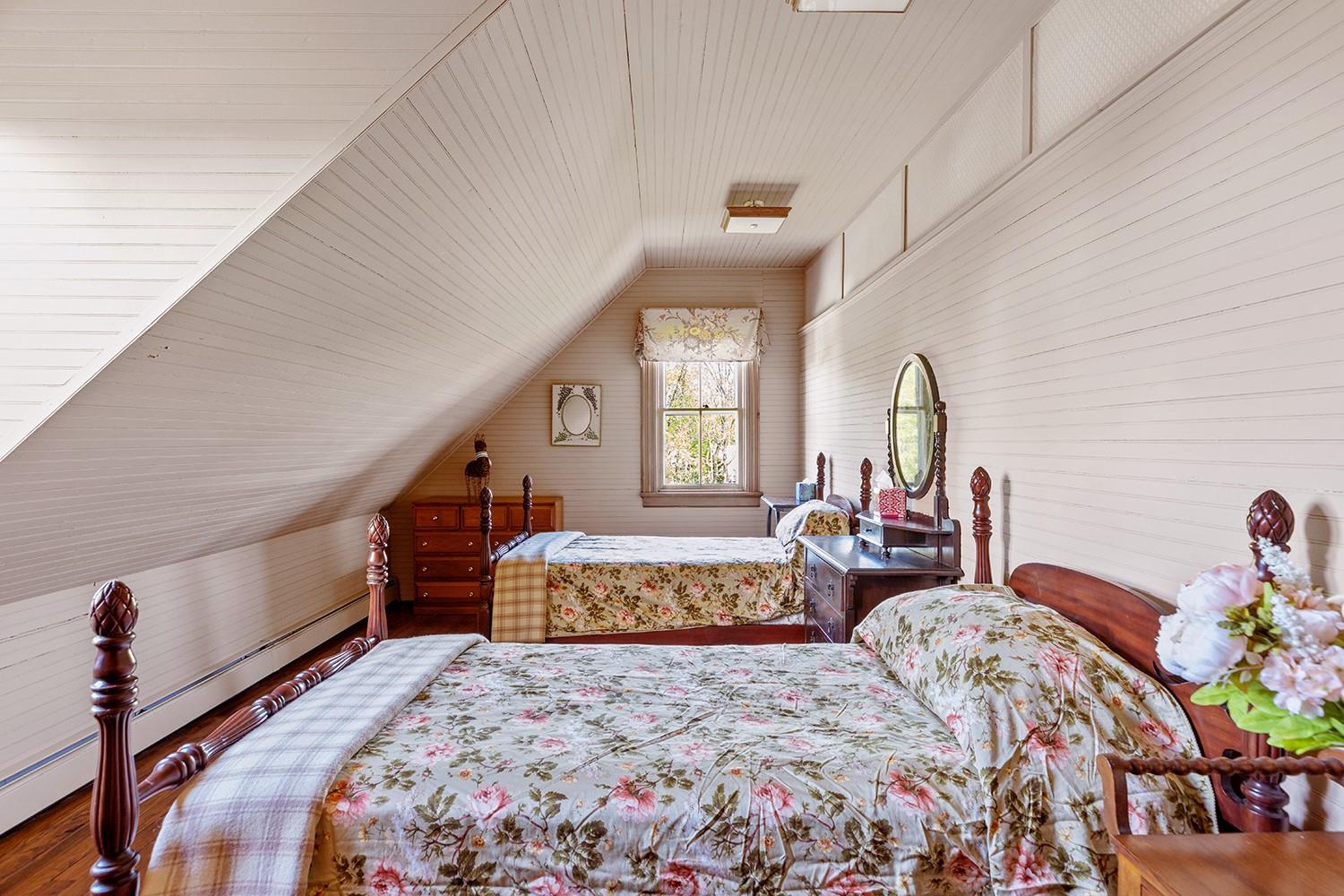 35 S Penataquit Avenue, Bay Shore, NY 11706