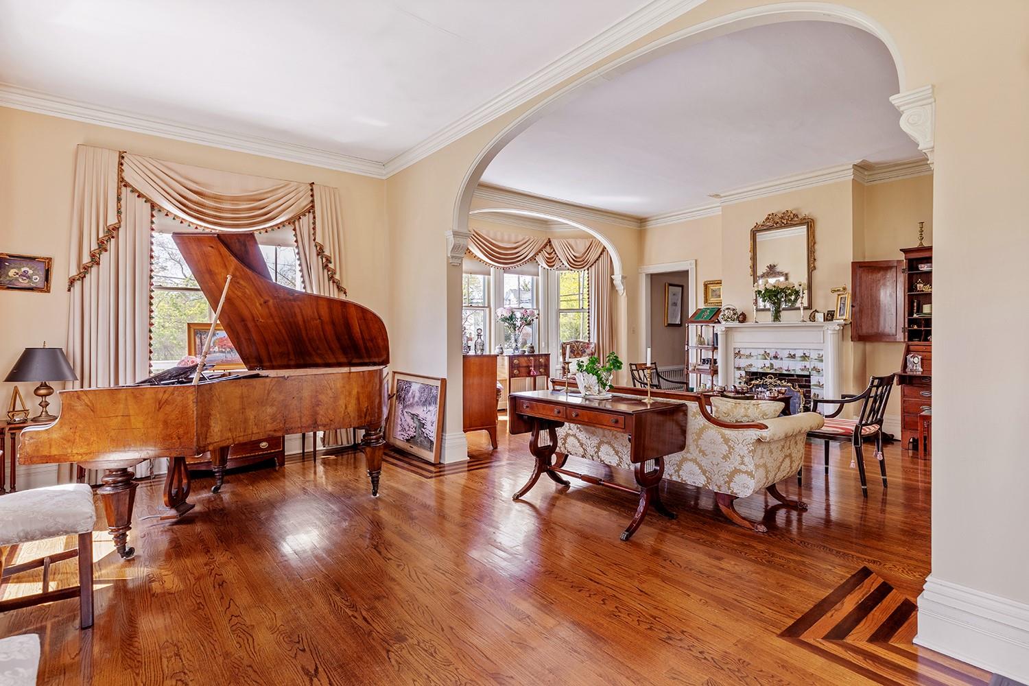 35 S Penataquit Avenue, Bay Shore, NY 11706