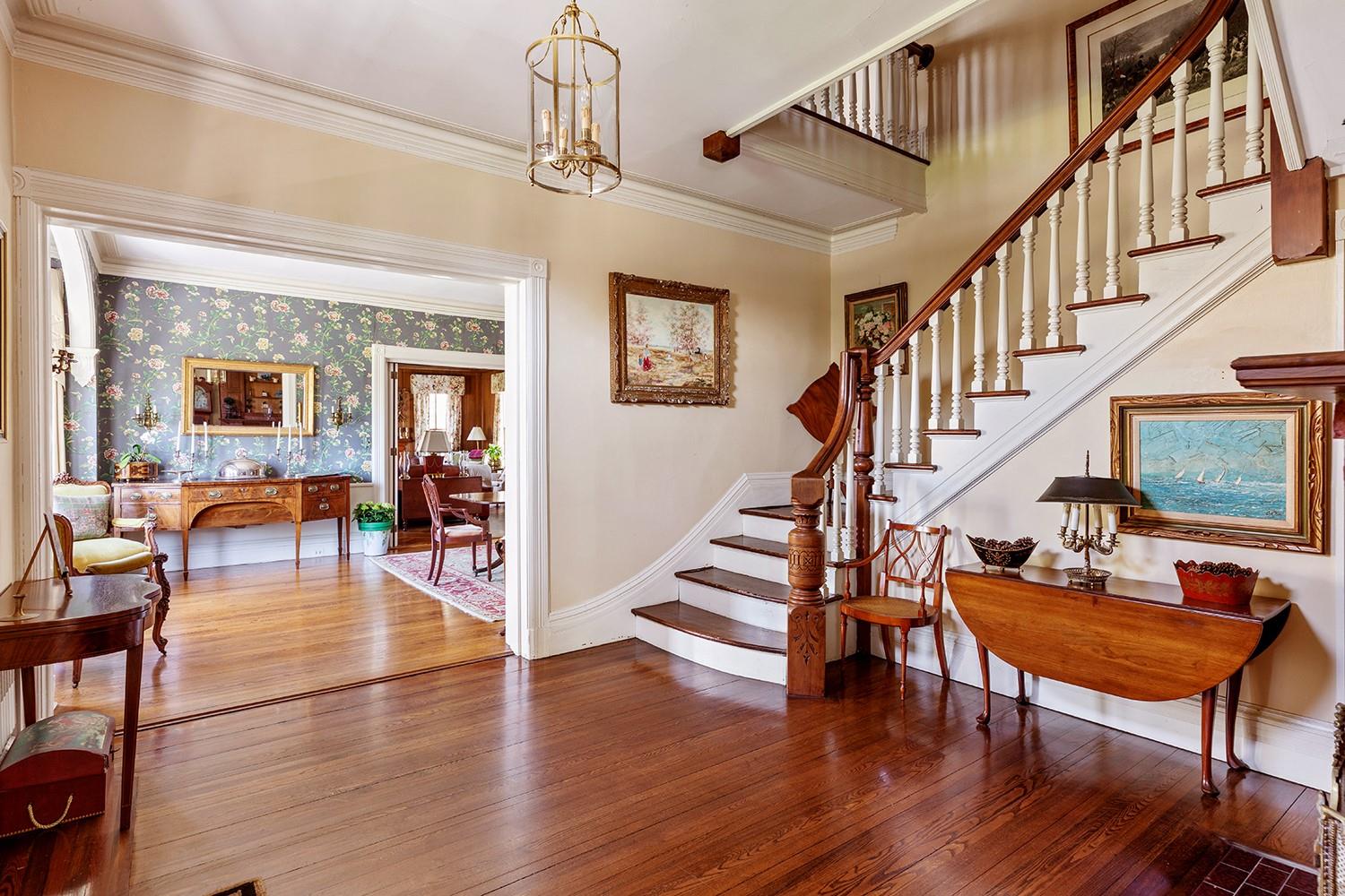 35 S Penataquit Avenue, Bay Shore, NY 11706