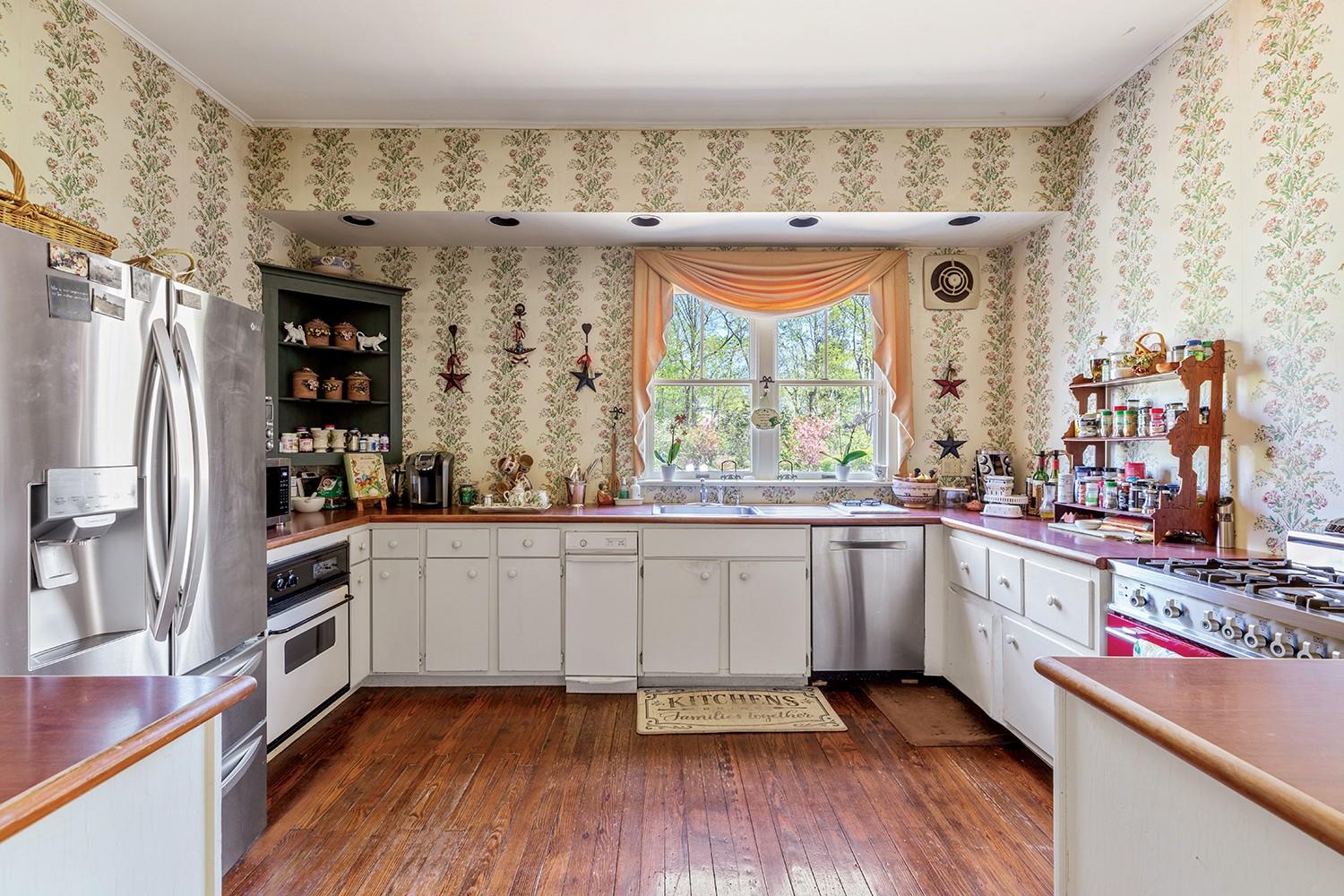 35 S Penataquit Avenue, Bay Shore, NY 11706