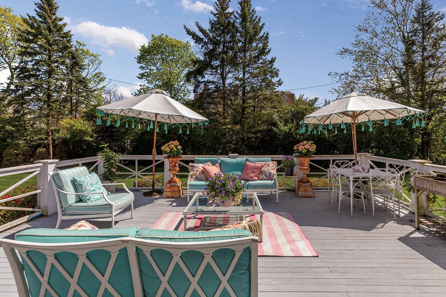 35 S Penataquit Avenue, Bay Shore, NY 11706