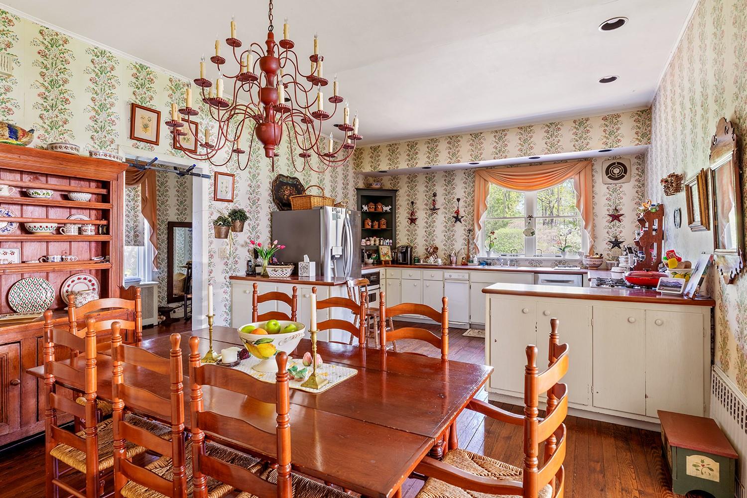 35 S Penataquit Avenue, Bay Shore, NY 11706