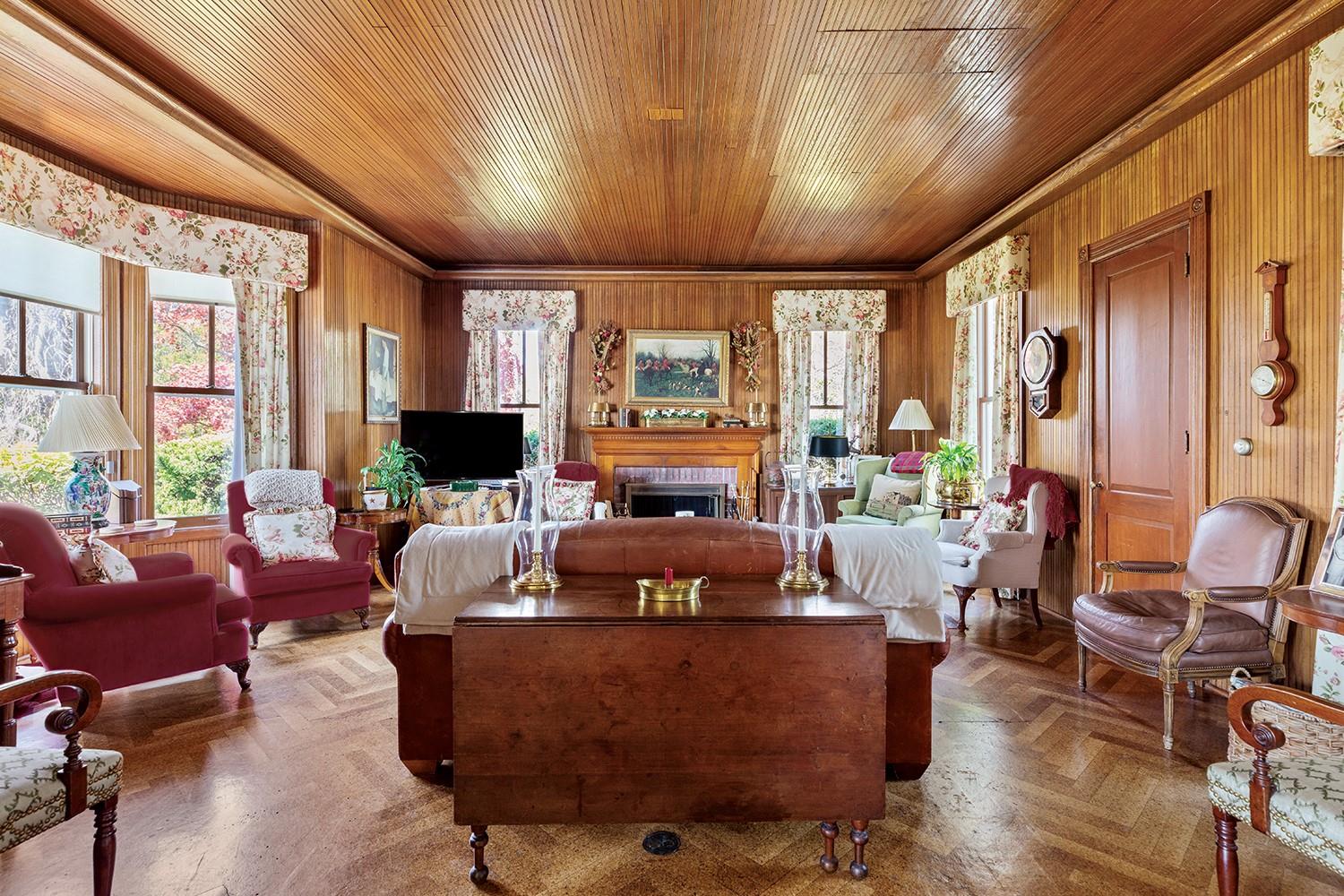 35 S Penataquit Avenue, Bay Shore, NY 11706