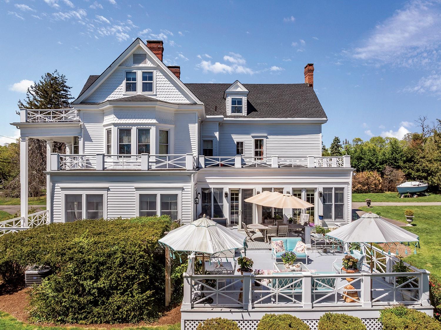 35 S Penataquit Avenue, Bay Shore, NY 11706